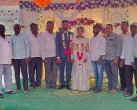 వివాహ వేడుకల్లో పాల్గొని వధూవరులను ఆశీర్వదించిన నాయకులు.