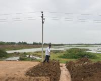 ప్రజల ఇబ్బందులు గుర్తించి తక్షణ చర్యలు.. నీటిని తొలగించిన కౌన్సిలర్.