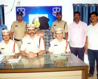 హైవే దిగి తప్పించుకోవాలనుకున్నారు... సత్తుపల్లిలో చిక్కారు..