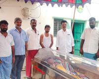 నరాల ఎల్లమ్మ కుటుంబాన్ని పరామర్శించిన మాజీ సర్పంచ్ శ్రీనివాస్ రెడ్డి.