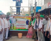 గోదావరి జలాలు అందించిన మంత్రి తుమ్మలకు రైతుల పాలాభిషేకం.