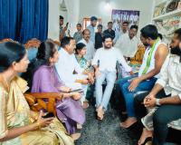 కాంగ్రెస్ నాయకుల యోగక్షేమాలు తెలుసుకున్న ప్రణవ్ బాబు, మున్సిపల్ చైర్‌పర్సన్ సుహాసిని.