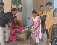 మధ్యాహ్న భోజన పథకాన్ని పరిశీలించిన సర్పంచ్ శ్రీనివాస్ గౌడ్ .