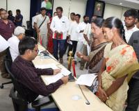 దరఖాస్తులను సత్వరమే పరిష్కరించాలి... 