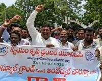 ప్లంబర్లు, ఎలక్ట్రీషియన్ల సమస్యలు పరిష్కరించాలి.