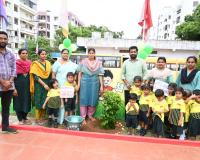 స్మార్ట్ కిడ్జ్ లో మొక్కలు నాటిన చిట్టి చేతులు.