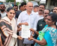 సీఎంఆర్ ఎఫ్  చెక్కులు పంపిణీ చేసిన ఎంపీలు రేణుకా చౌదరి, రామసహాయం రఘురాం రెడ్డి .