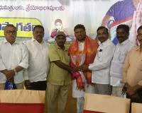జిల్లా రైస్ మిల్లర్స్ ఉపాధ్యక్షుడు సయ్యద్ పాషాను సన్మానించిన పలుస శంకర్ గౌడ్.