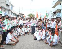 రాహుల్ గాంధీ అరెస్టును నిరసిస్తూ వనపర్తిలో కాంగ్రెస్ భారీ ఆందోళన.