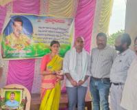 మిత్రుడి మృతితో విషాదం.. కుటుంబానికి అండగా నిలిచిన స్నేహితులు.
