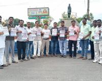 ఛలో పార్లమెంట్‌కు మద్దతుగా హుజూరాబాద్‌లో పోస్టర్ ఆవిష్కరణ.