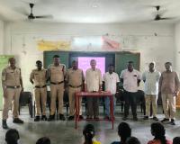 మద్దిగట్ల- మోజర్ల పాఠశాలలో విద్యార్థులకు చట్టాలపై పోలీసులు అవగాహన.