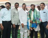 మాతృత్వాన్ని కవిత్వంగా మలిచిన కవికి ఘన సన్మానం .