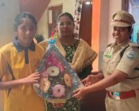 విద్యార్థుల ద్వారా ప్రతి ఇంటికీ రోడ్డు భద్రత సందేశం.