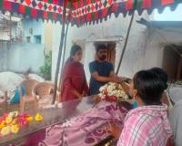 కుమారికి కన్నీటి వీడ్కోలు.. పూలమాల వేసి.