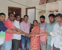 తిరుపతి కుటుంబానికి శ్రీ చైతన్య స్కూల్ చేయూత.