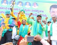 కొమరం భీమ్ స్ఫూర్తితో హక్కుల సాధనకు ముందుకు సాగాలి.