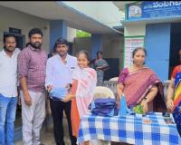 ప్రభుత్వ పాఠశాల విద్యార్థులకు యూనిఫామ్స్ పంపిణీ.