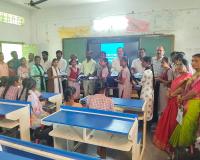 మద్దిగట్ల–మోజర్ల పాఠశాలలో విద్యార్థులకు దుస్తుల పంపిణీ.