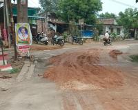 గాంధీ విగ్రహం వద్ద రోడ్డుపై పోసిన మట్టి -బురదమయంగా మారిన రోడ్డు .