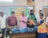 మహిళా పారిశుద్ధ్య కార్మికులకు చీరల పంపిణీ.