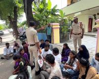 టీసీల కోసం విద్యార్థుల ధర్నా.