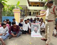 టీసీల కోసం విద్యార్థుల ధర్నా.