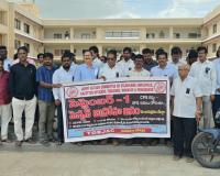 నల్ల బ్యాడ్జీలతో ఉద్యోగుల నిరసన.