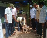 దొడగుంటపల్లిలో దోమల నివారణకు పైరిత్రం పిచికారీ.