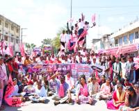 హామీలు అమలు చేయకుండా విద్యార్థులను మోసం చేశారు.