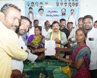 లబ్ధిదారులకు సంక్షేమ పథకాల పంపిణీ.