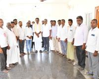సాగునీరు, బీటీ రోడ్డు కోసం ఎమ్మెల్యేను కలిసిన రైతులు .