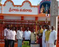 తండ్రి జ్ఞాపకార్థంగా ఆంజనేయ స్వామి దేవాలయానికి ఇన్వర్టర్ బ్యాటరీ విరాళం.