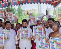 కొత్తూరులో కాంగ్రెస్‌ ఇంటింటి ప్రచారం.
