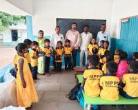 విద్యార్థులకు షూస్, సాక్స్ పంపిణీ.