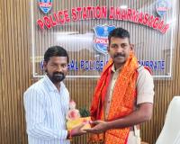సీఐ శ్రీనివాస్‌ను మర్యాదపూర్వకంగా కలిసిన బీఆర్‌ఎస్ యువ నేత రాజారపు సుమన్ .