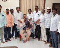 ఉత్తమ ఉపాధ్యాయుడిని సత్కరించిన భారాస నాయకులు .