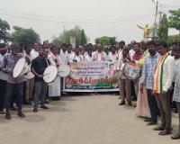 స్పీకర్‌పై అనుచిత వ్యాఖ్యలకు కాంగ్రెస్ డప్పు ధర్నా.