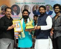 స్వర్ణ నంది పురస్కారంతో సదానిరంజన్ సిద్ధాంతికి ఘన సత్కారం.