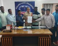వేలేరు పోలీస్‌స్టేషన్‌లో సర్పంచ్‌పై విలేకరుల ఫిర్యాదు.