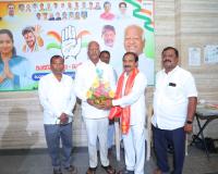 ఎమ్మెల్యే కడియం శ్రీహరిని కలిసిన ఎడ్ల కుమార్.