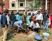 ప్రభుత్వ డిగ్రీ కళాశాలలో మొక్కలు నాటిన చైర్మన్.