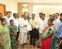 ప్రజా సమస్యలపై కలెక్టర్‌కు బీఆర్‌ఎస్‌ నేతల వినతి.