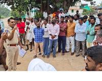 ఇద్దరి మధ్య తగాదాను బహిష్కరణగా చిత్రీకరణ..?
