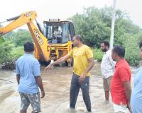 బొల్లోనిపల్లి వంతెన వద్ద నీటి ఉధృతి.. వెంటనే స్పందించిన ఎస్సై.