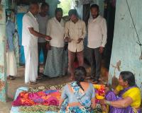 మృతురాలి కుటుంబానికి సర్పంచ్ ఆపన్నహస్తం.