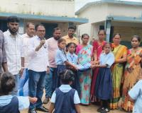 చంద్రుపట్ల ప్రభుత్వ పాఠశాలలో యూనిఫామ్స్, షూస్ పంపిణీ.
