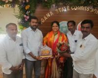 నేరెళ్ల శారదను మర్యాదపూర్వకంగా కలిసిన దేవస్థానం చైర్మన్.