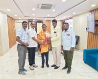 పిసిఎంఈ విజయ్ కుమార్ ని సన్మానించిన రైల్వే మజ్దూర్ నాయకులు.