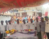 మృతుడి కుటుంబానికి సర్పంచ్ ఆర్థిక సాయం.